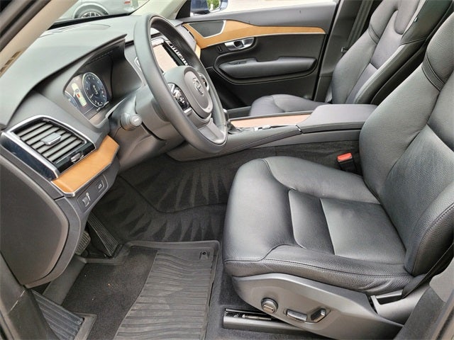 2021 Volvo XC90 T6 Momentum