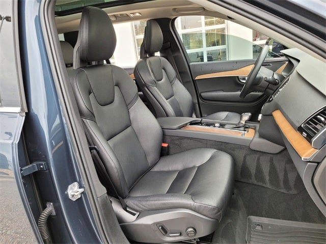 2021 Volvo XC90 T6 Momentum