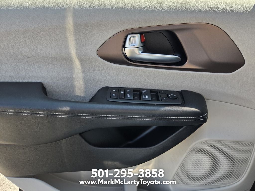 2022 Chrysler Voyager LX
