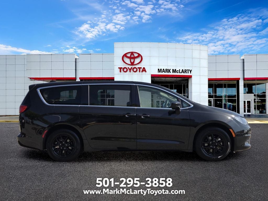 2022 Chrysler Voyager LX
