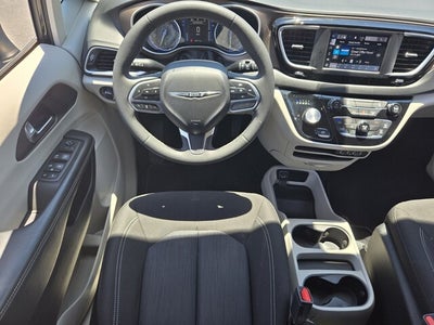 2022 Chrysler Voyager LX
