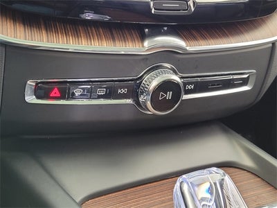 2023 Volvo XC60 B5 Ultimate Bright Theme