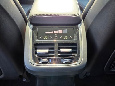 2023 Volvo XC60 B5 Ultimate Bright Theme