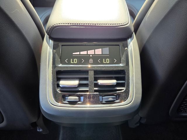 2023 Volvo XC60 B5 Ultimate Bright Theme