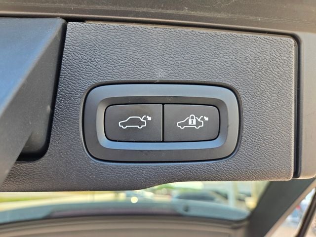 2023 Volvo XC60 B5 Ultimate Bright Theme