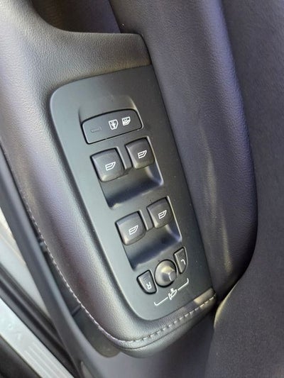 2023 Volvo XC60 B5 Ultimate Bright Theme