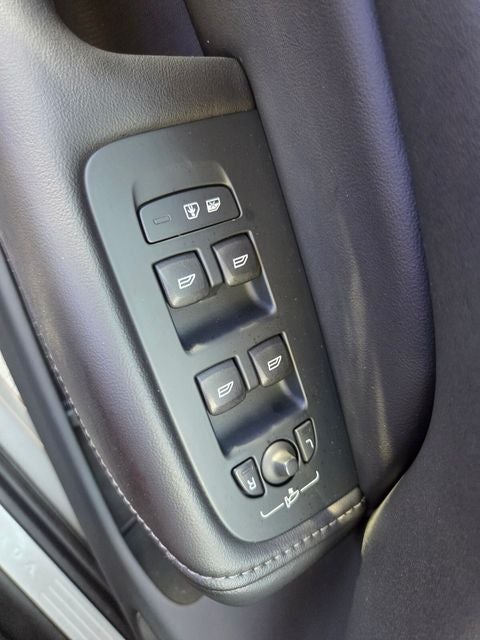 2023 Volvo XC60 B5 Ultimate Bright Theme
