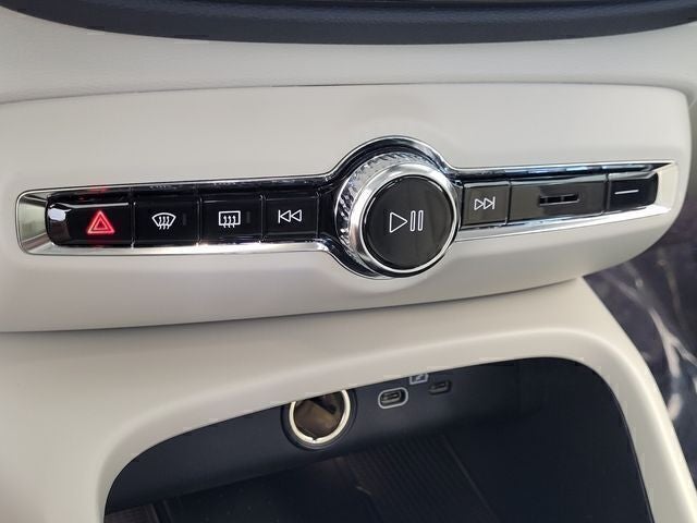 2026 Volvo XC40 B5 Plus