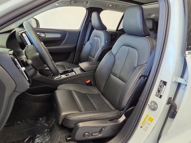 2025 Volvo XC40 B5 Plus Bright Theme