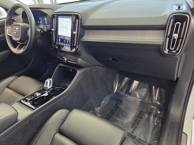 2025 Volvo XC40 B5 Plus Bright Theme