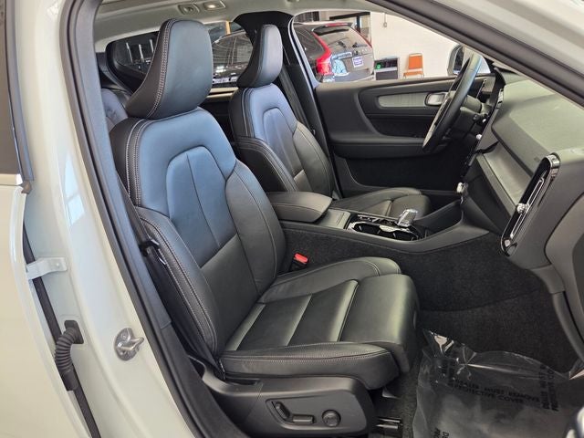 2025 Volvo XC40 B5 Plus Bright Theme